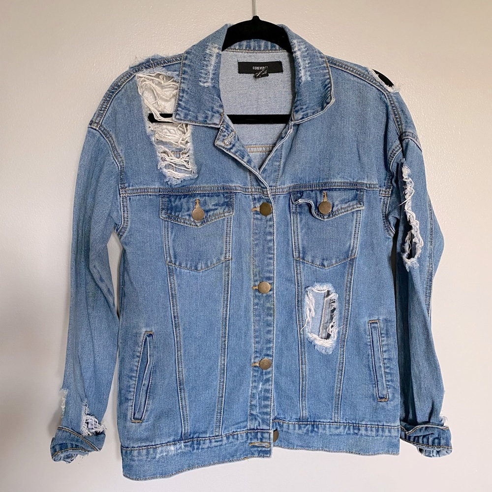 FOREVER 21 distressed jean jacket 💙